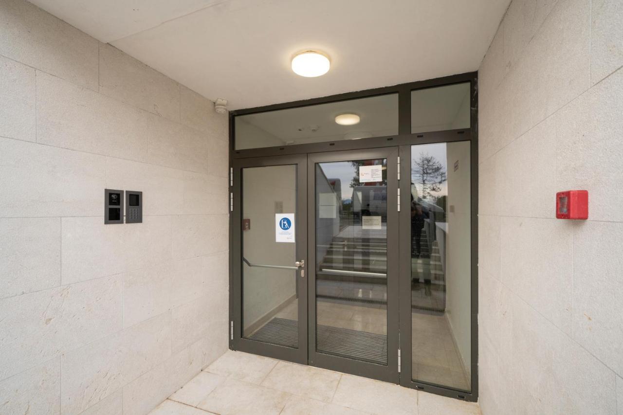 Mannequin: Sea View, Private Parking In The Garage Apartment Rijeka Exterior photo